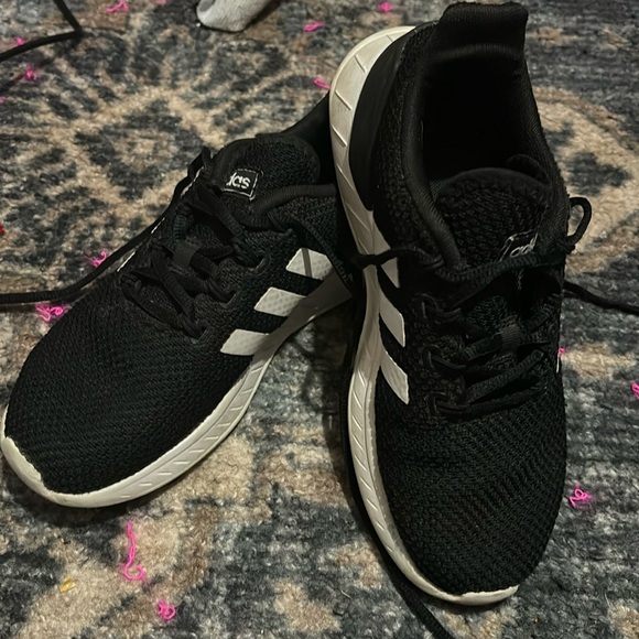 Adidas Big Kid sz 4 - Picture 1 of 3